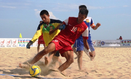 Tuyển Việt Nam (đỏ) là á quân giải vô địch bóng đá bãi biển Đông Nam Á lần thứ nhất.